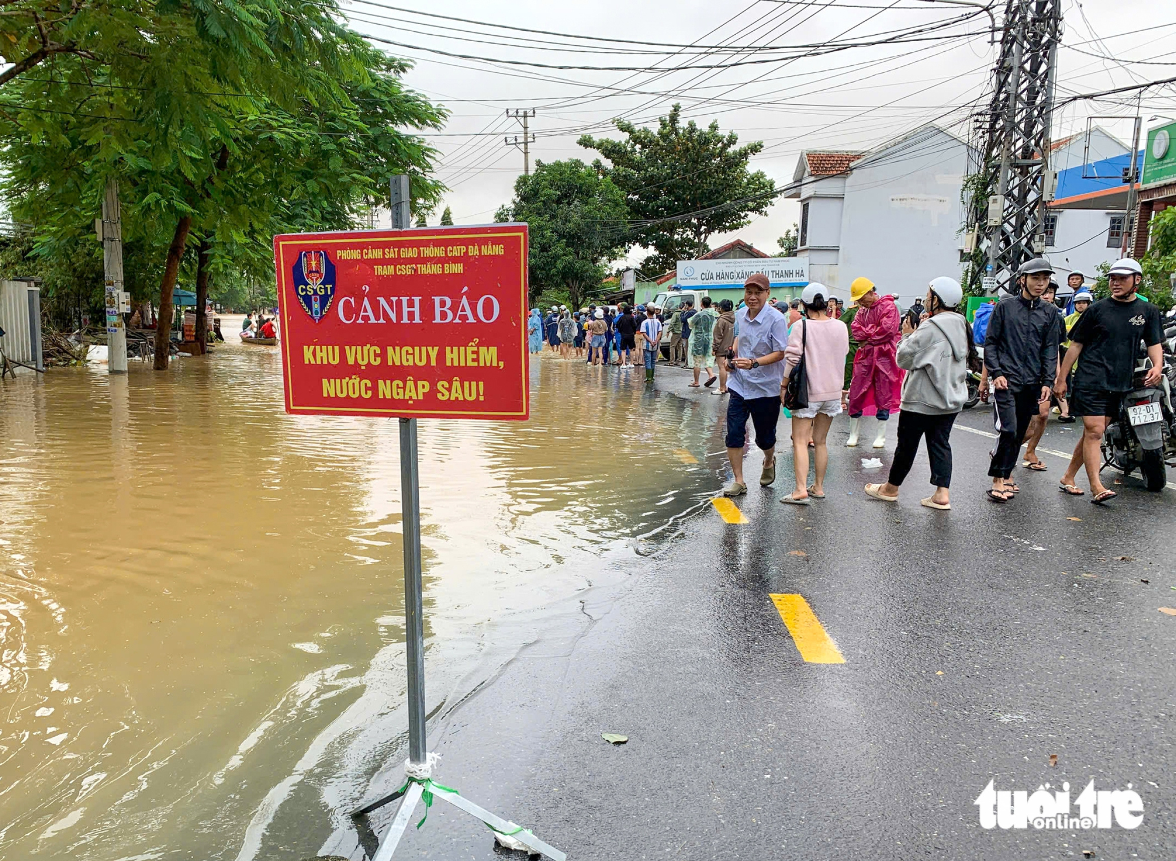 会安居民等待因洪水被困的亲人,第五军区调动军人支援